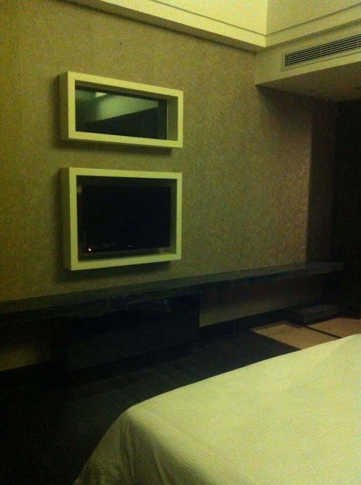 Jun Hao Hotel Дунгуань Екстер'єр фото